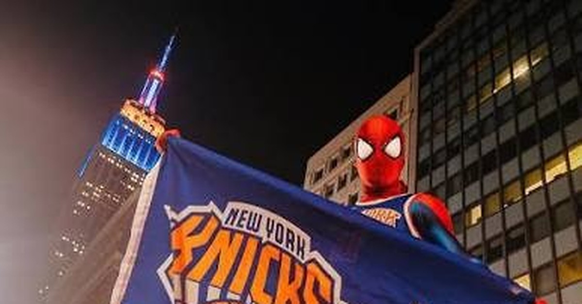 Spider Man Cheered for The Knicks.
